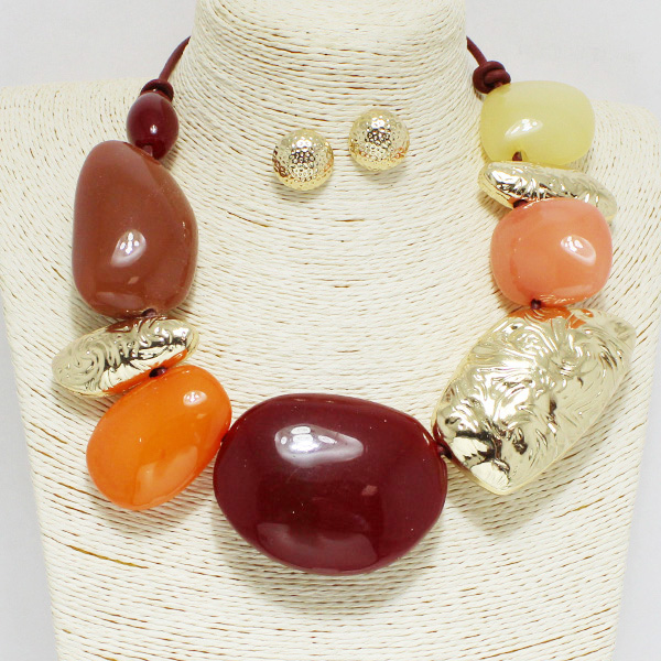 94461_Gold/Red, chunky geometric glass stone with hammered metal accent necklace 