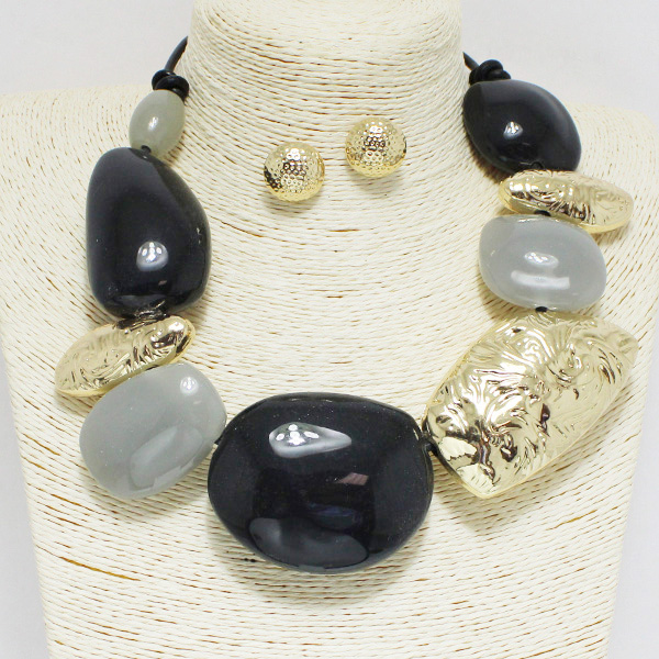 94461_Gold/Black, chunky geometric glass stone with hammered metal accent necklace 