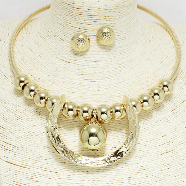 93575_Gold, hammered metal choker necklace 