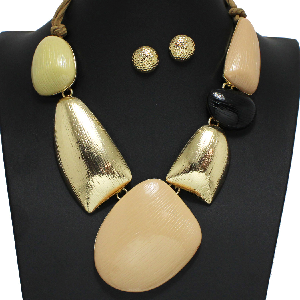 96427_Gold/Natural, geometric bold statement necklace 