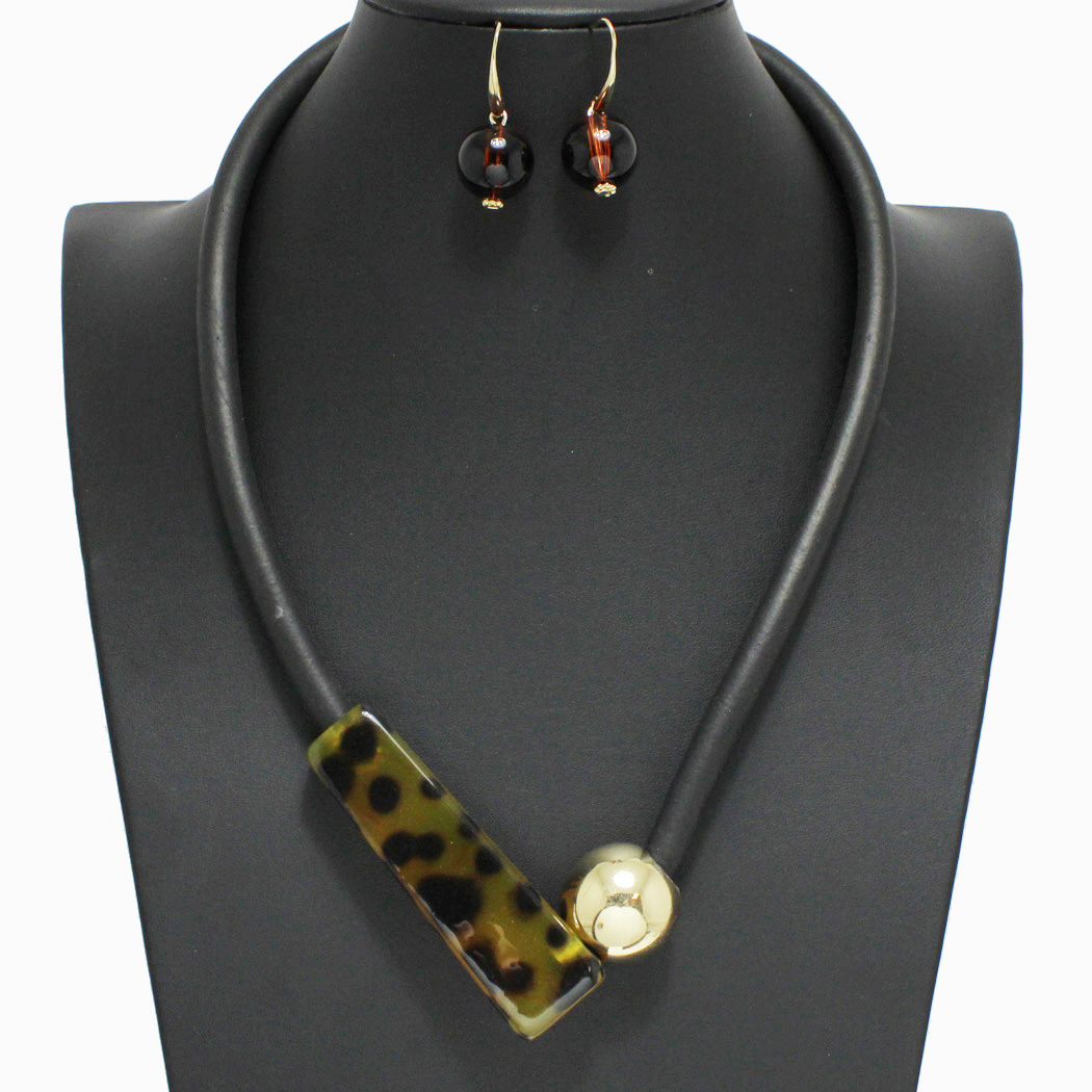 96444_Gold, leopard celluloid acetate magnetic close necklace 