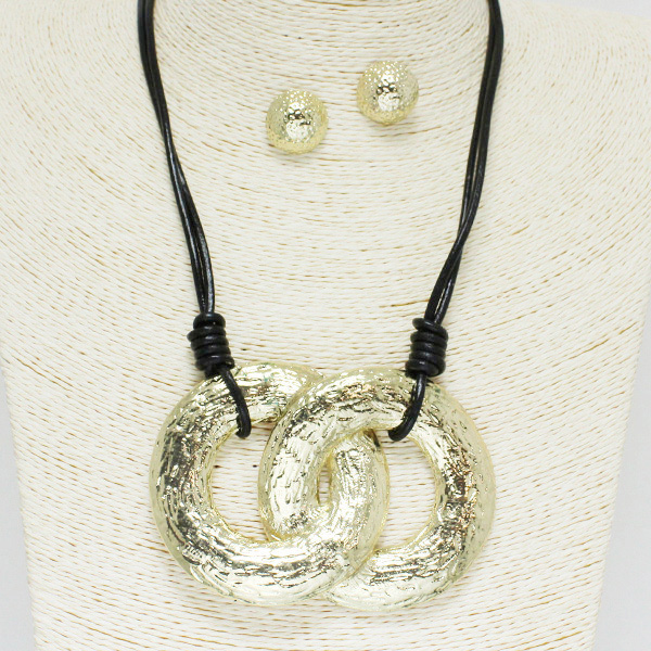 84617_Gold, hammered metal interlock necklace