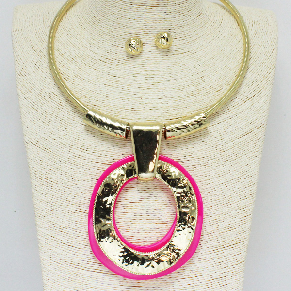 85210_Gold/Fuchsia, hammered metal w/ acrylic choker necklace