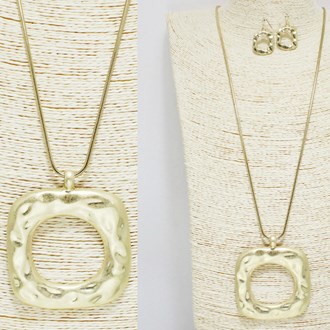 90418_Worn Gold, geometric hammered metal long pendant necklace 