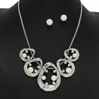 99582_Silver/White, geometric hammered metal with pearl rhinestone necklace 