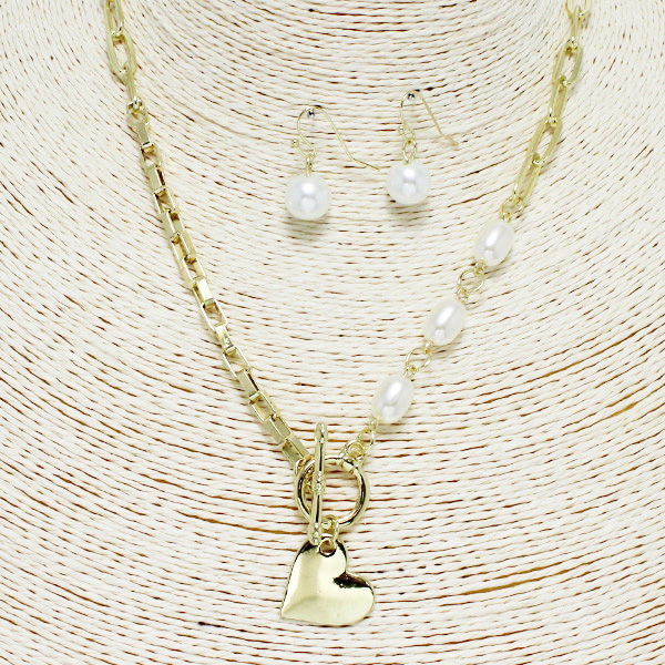 88810_Gold, heart charm with freshwater pearl toggle necklace 